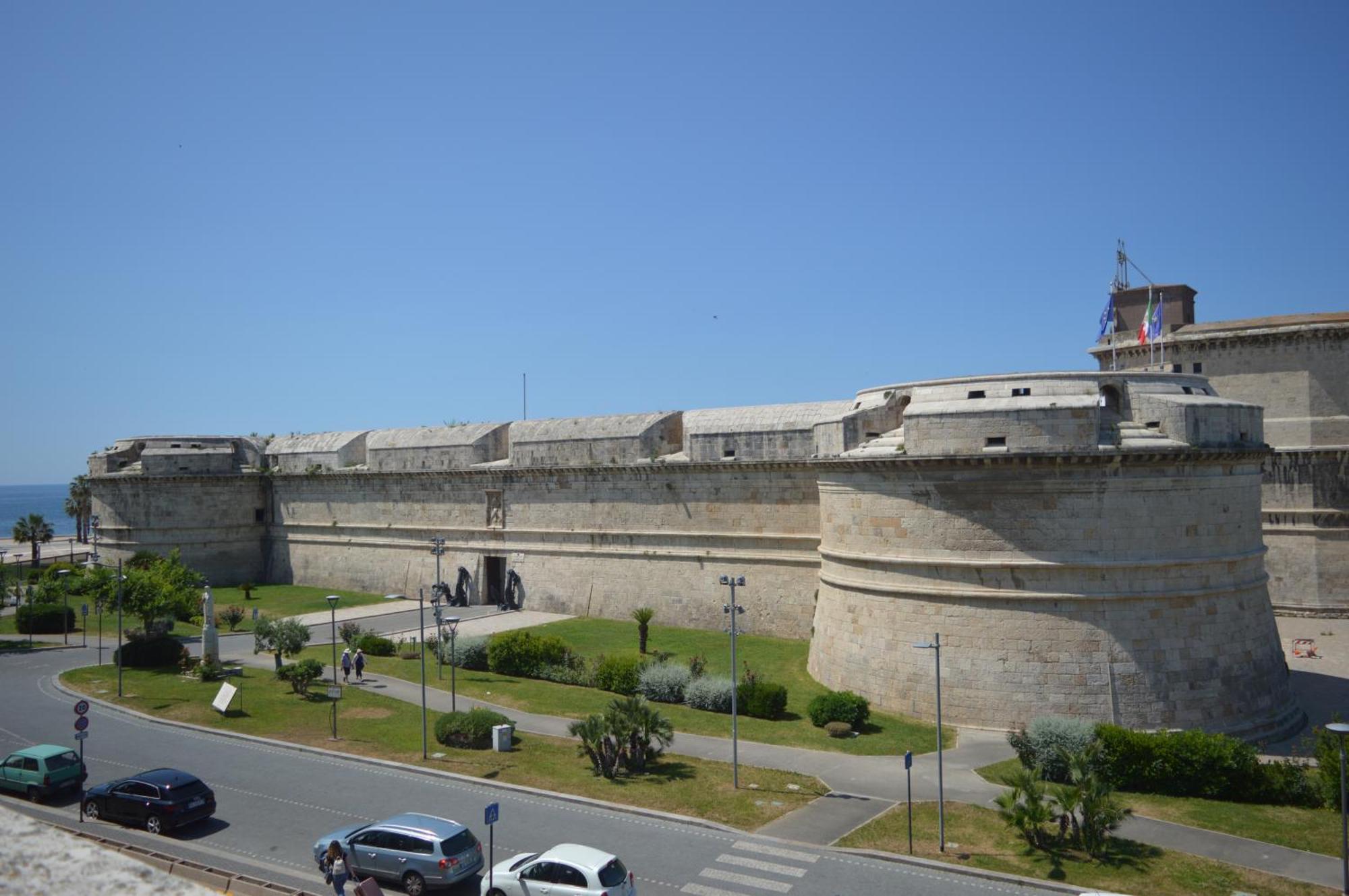 Domus Cavour Apartment Civitavecchia Luaran gambar